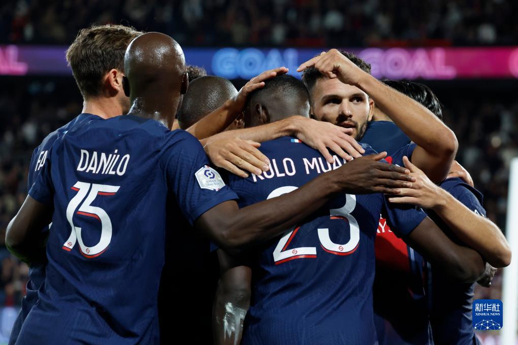 王继德分享了一张与Gugu／王多多的LPL全明星照片：“这两个人真的很帅，对吧？”